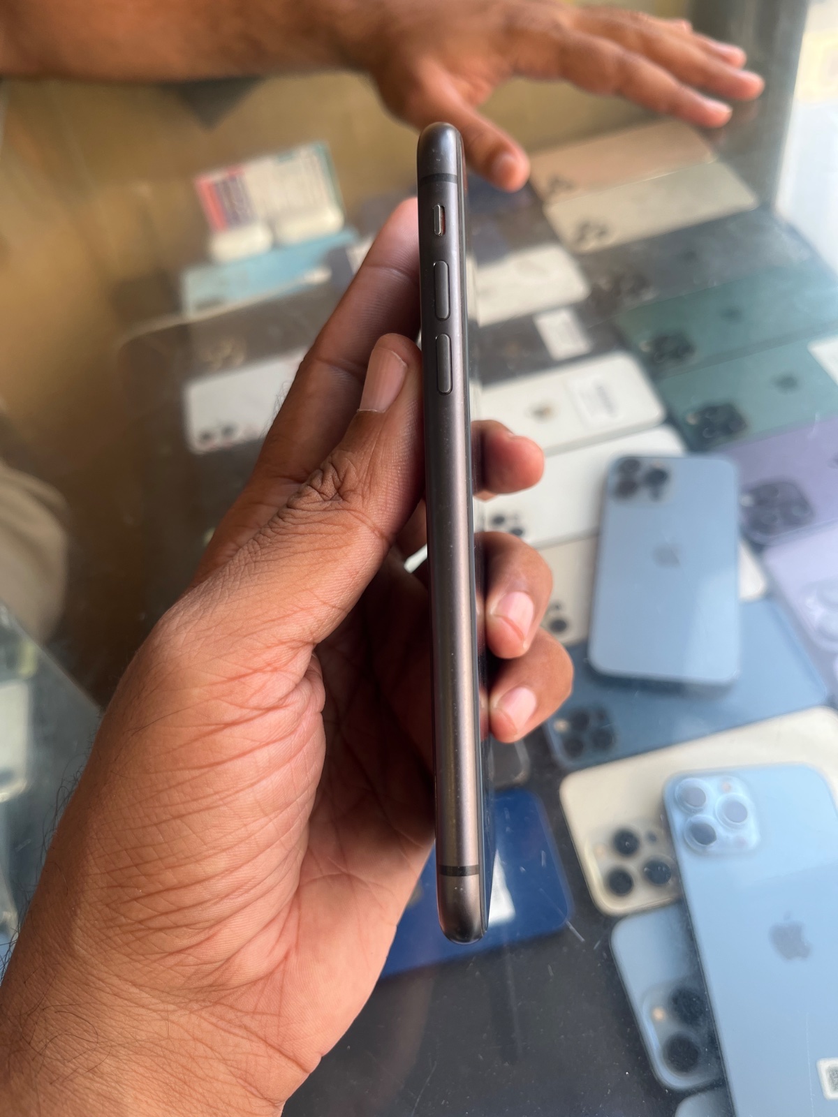 iPhone 11 · 64GB - photo 4