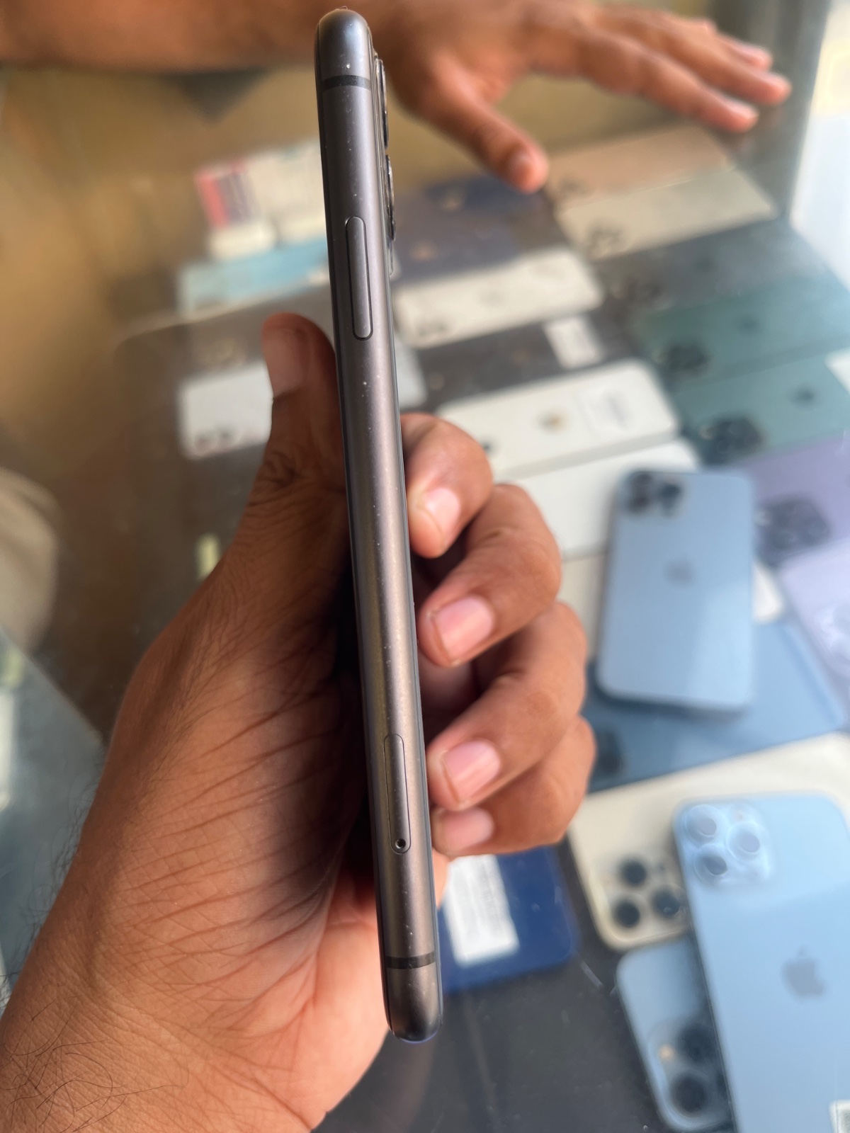 iPhone 11 · 64GB - photo 3
