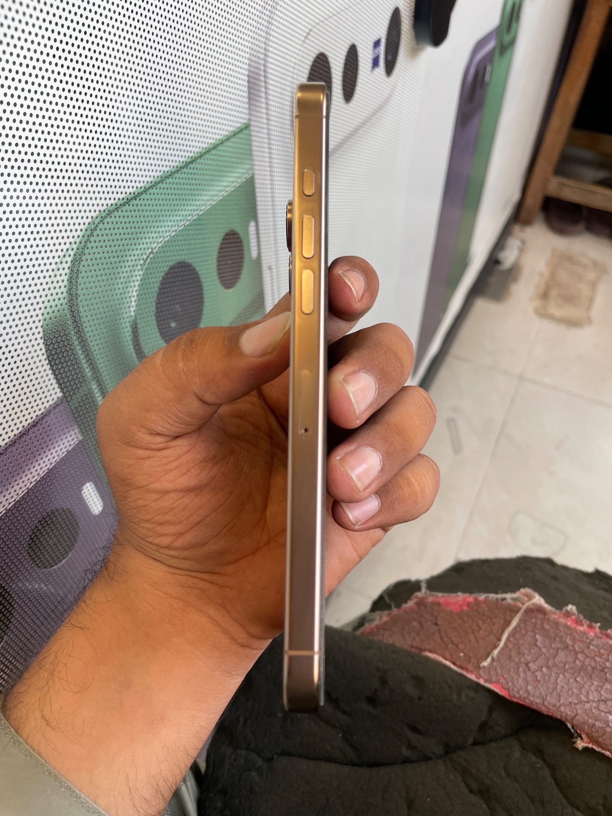 iPhone 16 Pro · 256GB - photo 3