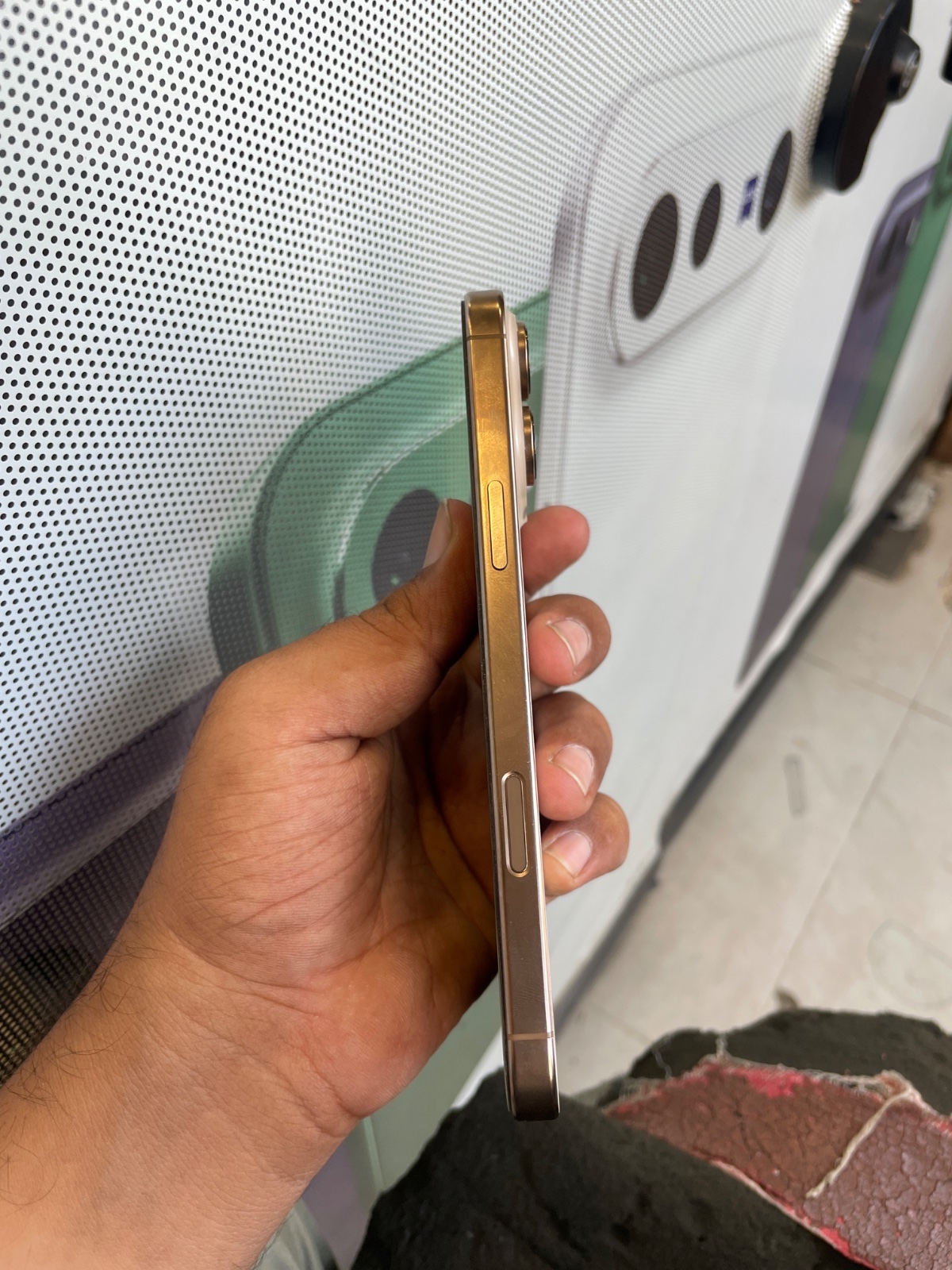 iPhone 16 Pro · 256GB - photo 2