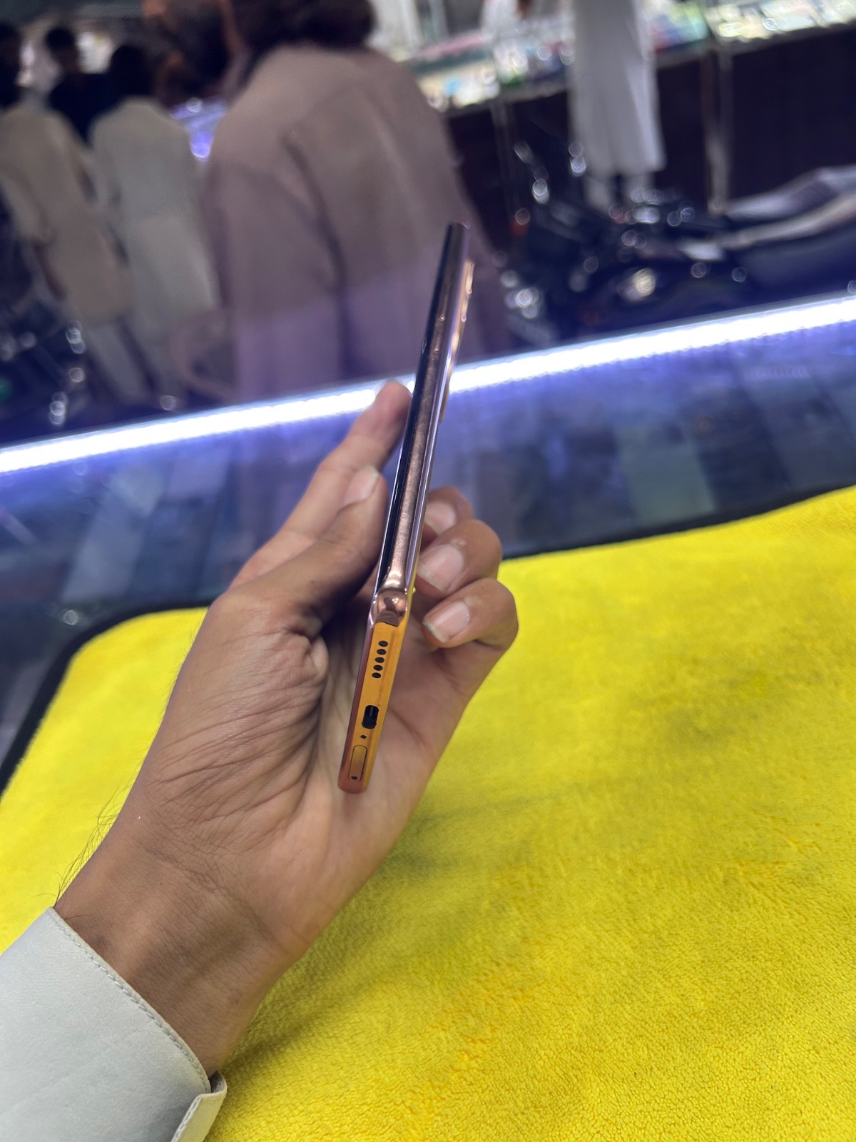 Vivo V40e · 8GB / 256GB - photo 1