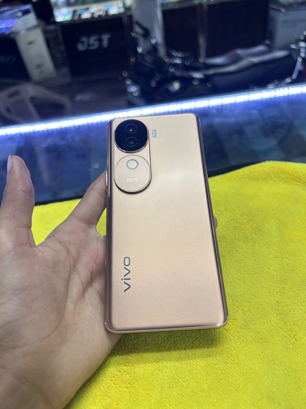 Vivo V40e · 8GB / 256GB - photo 4