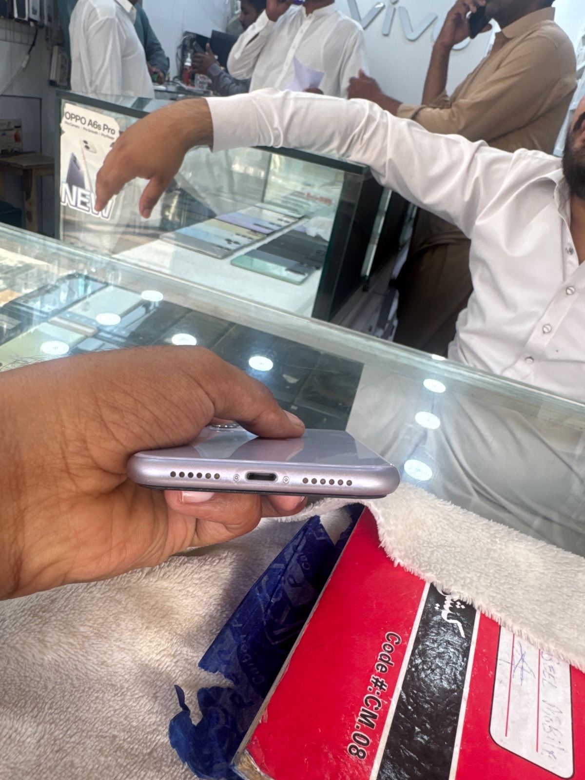 iPhone 11 · 128GB - photo 3