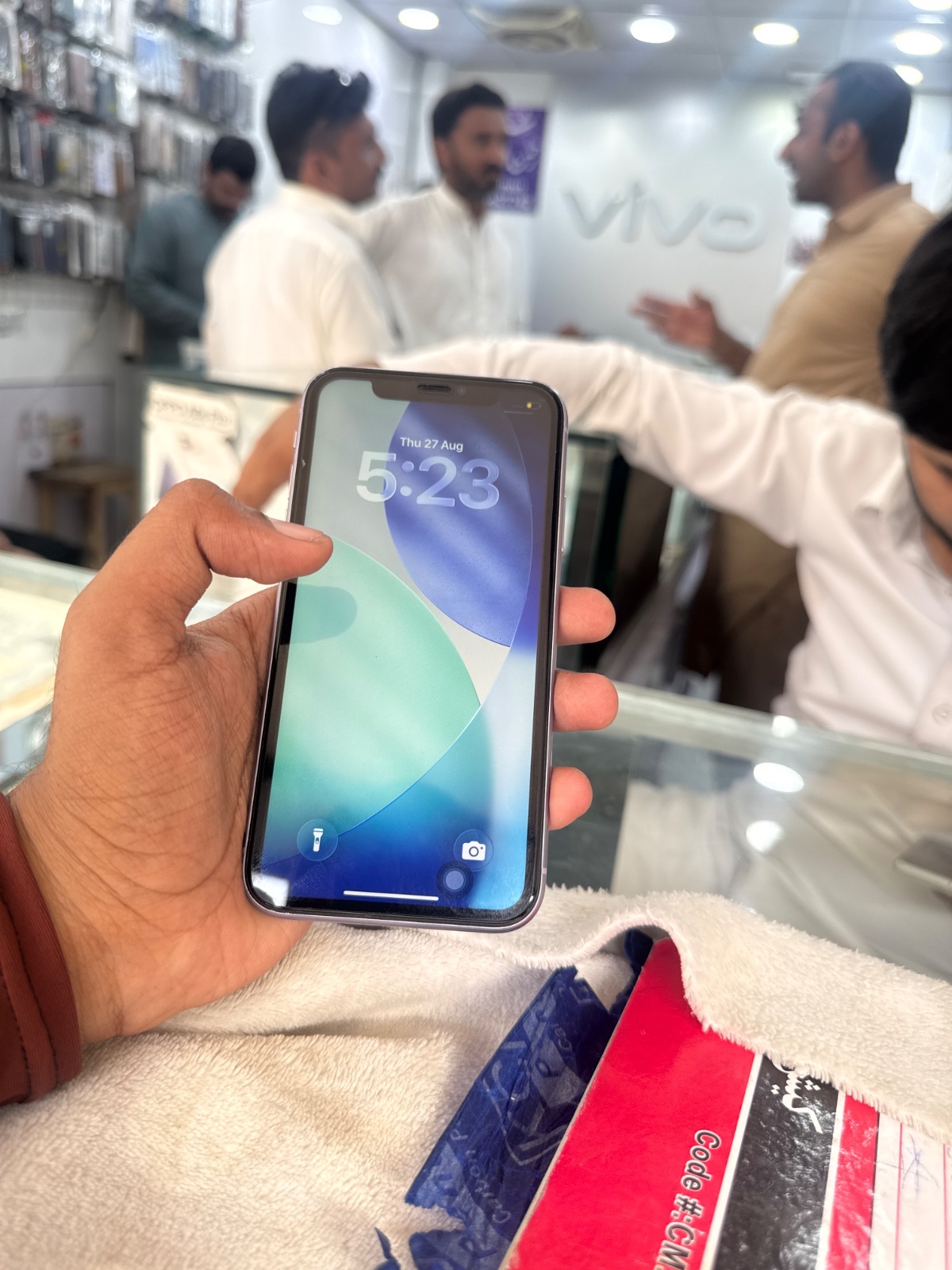 iPhone 11 · 128GB - photo 2