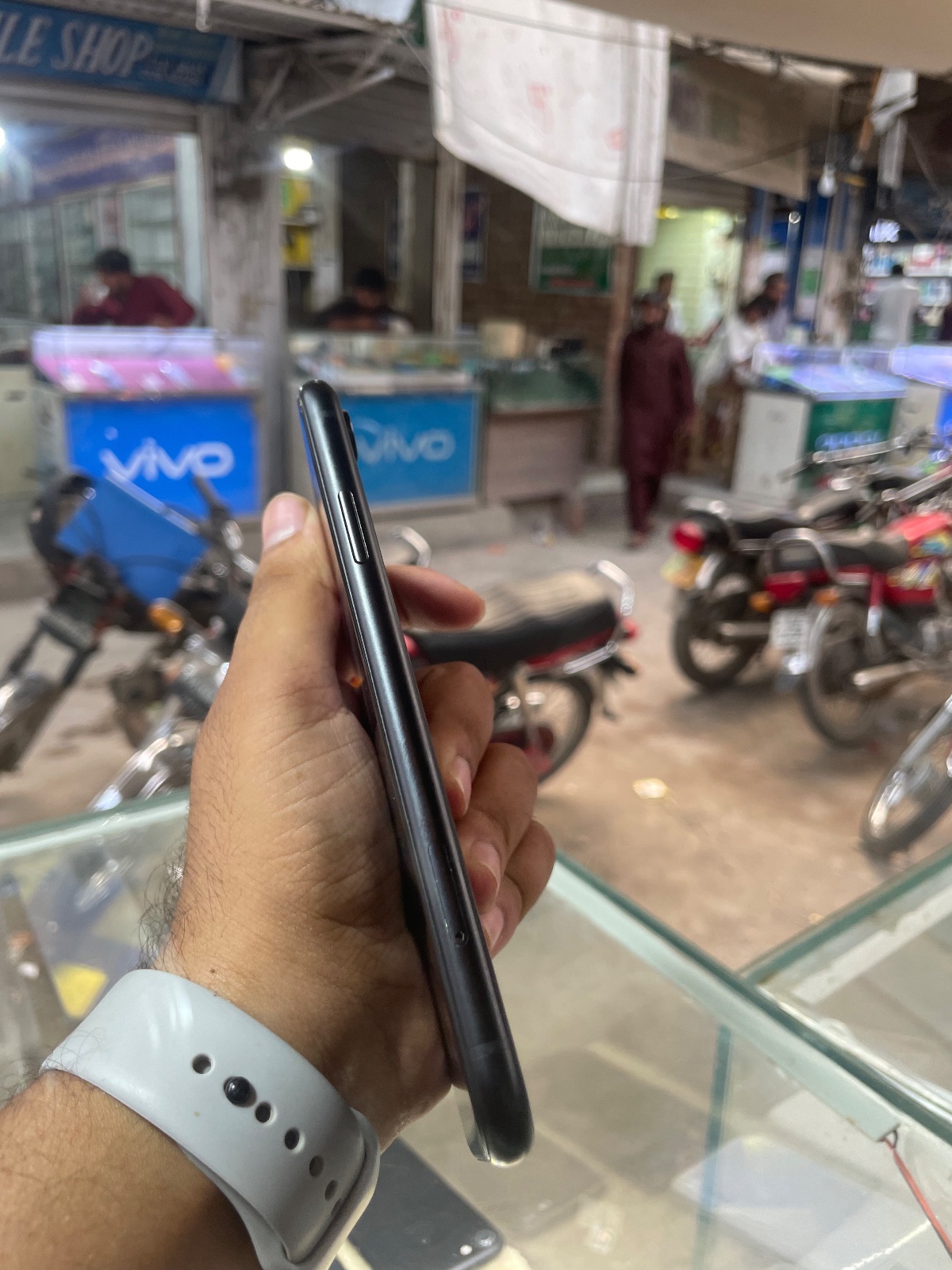 iPhone XR · 64GB - photo 2