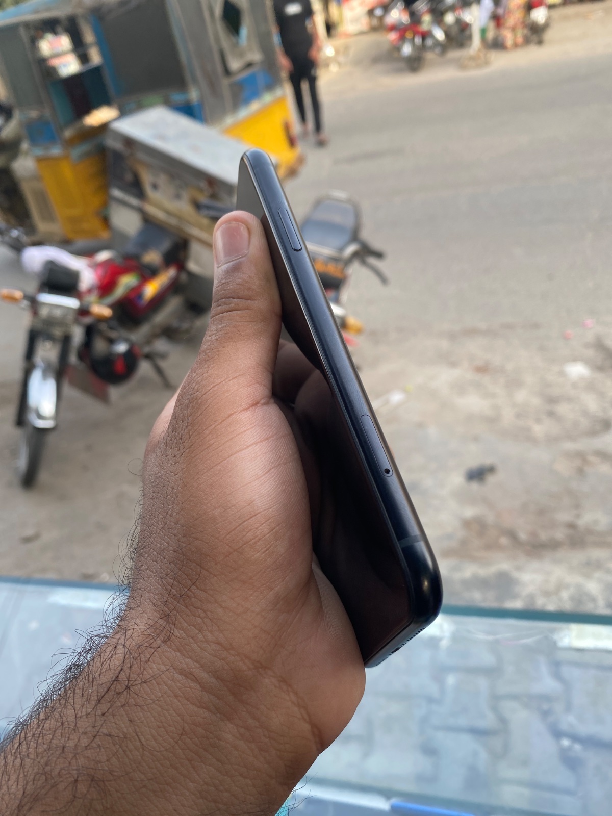 iPhone XR · 64GB - photo 2