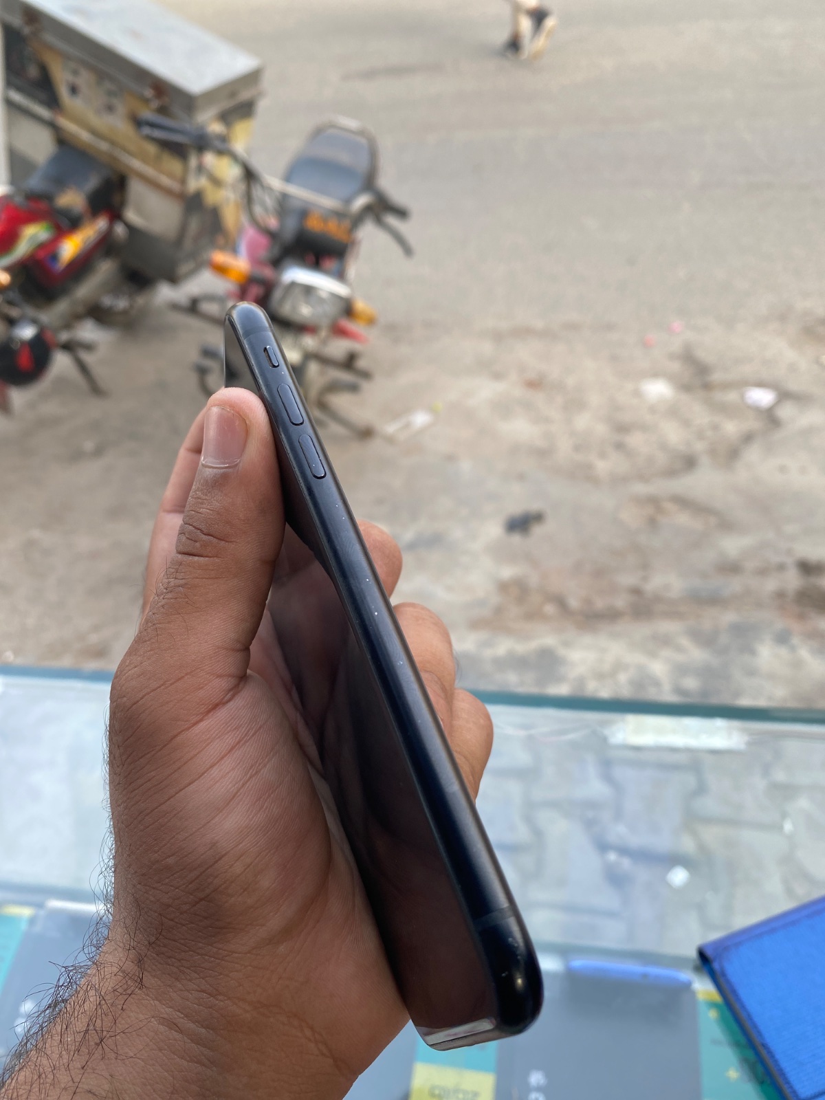 iPhone XR · 64GB - photo 3