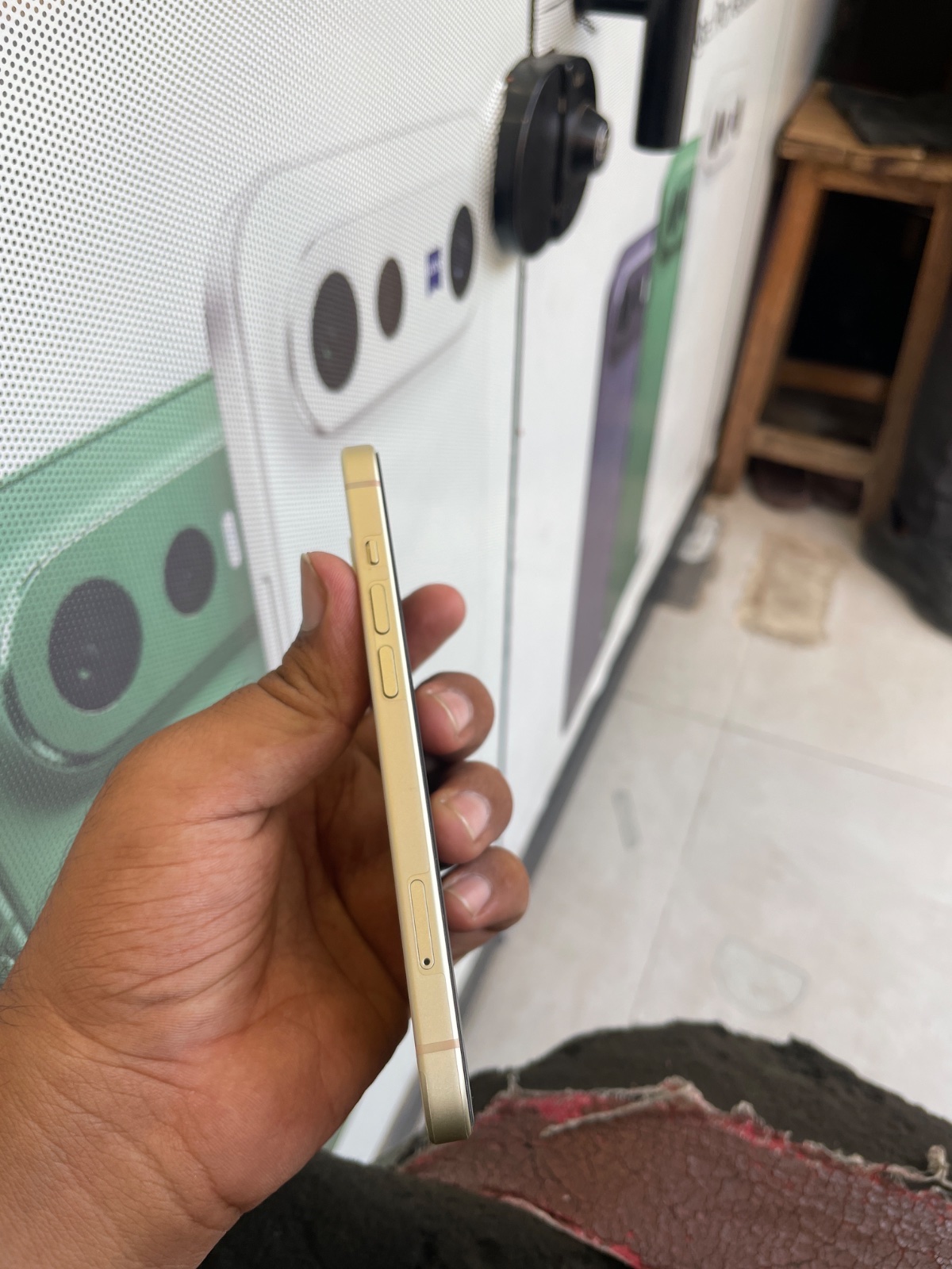 iPhone 15 · 256GB - photo 3