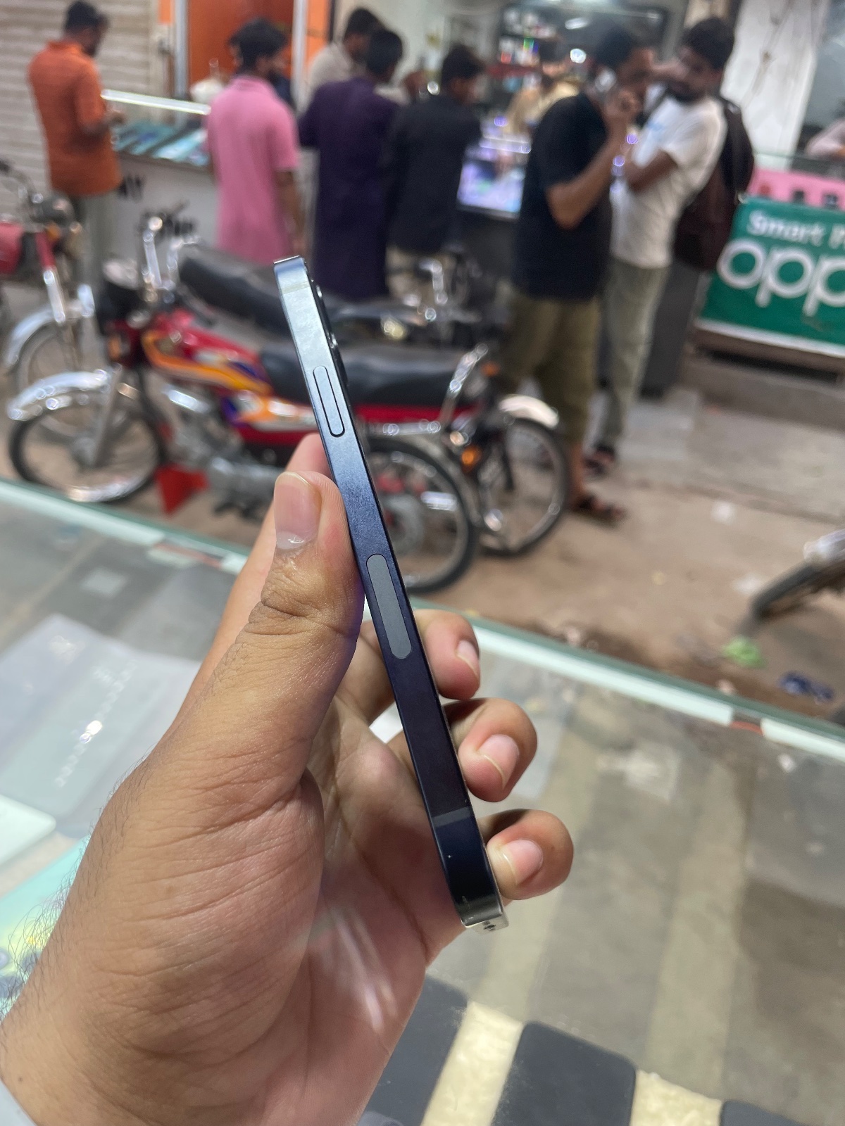 iPhone 12 · 64GB - photo 1