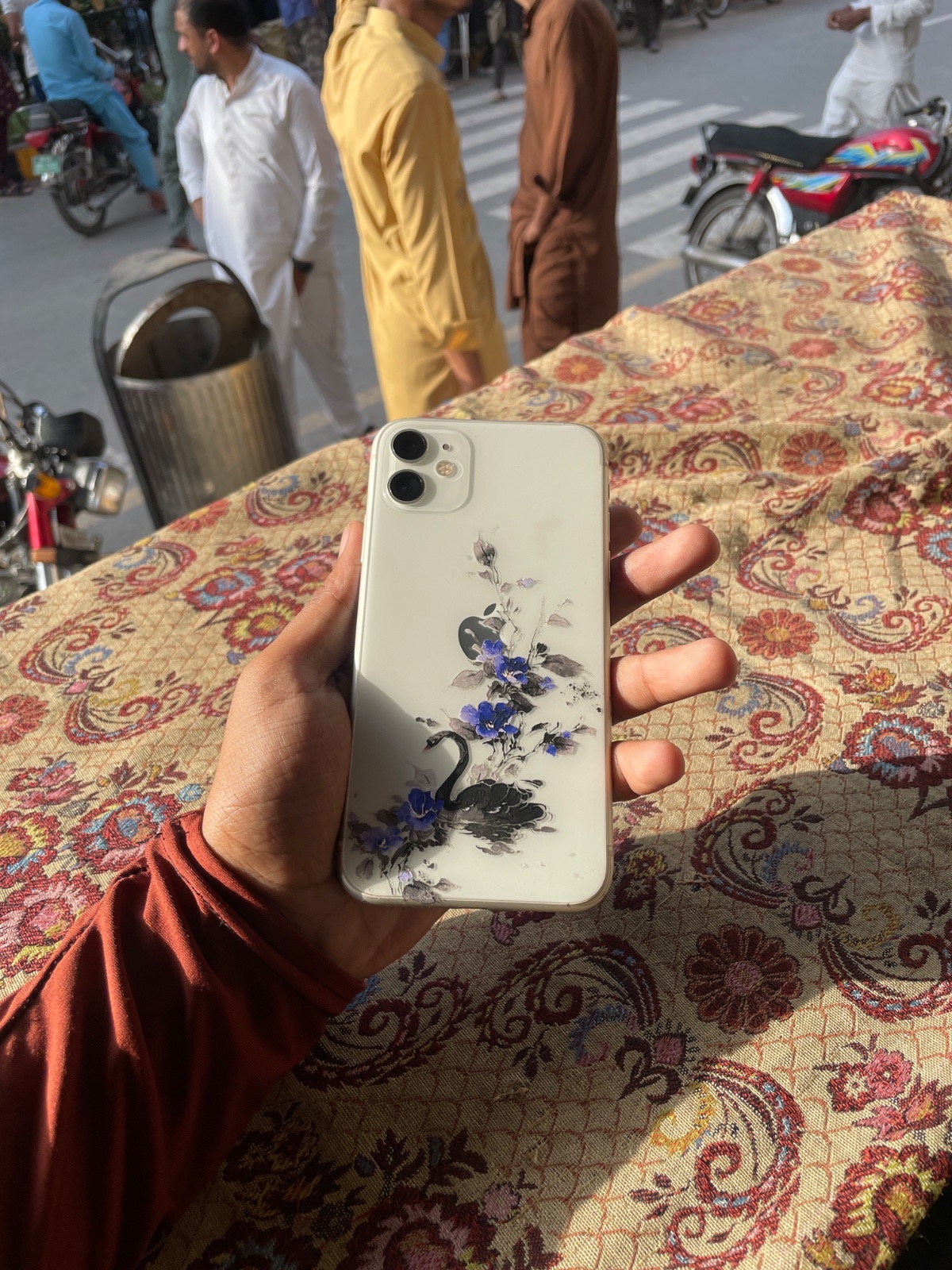 iPhone 11 · 64GB - photo 1