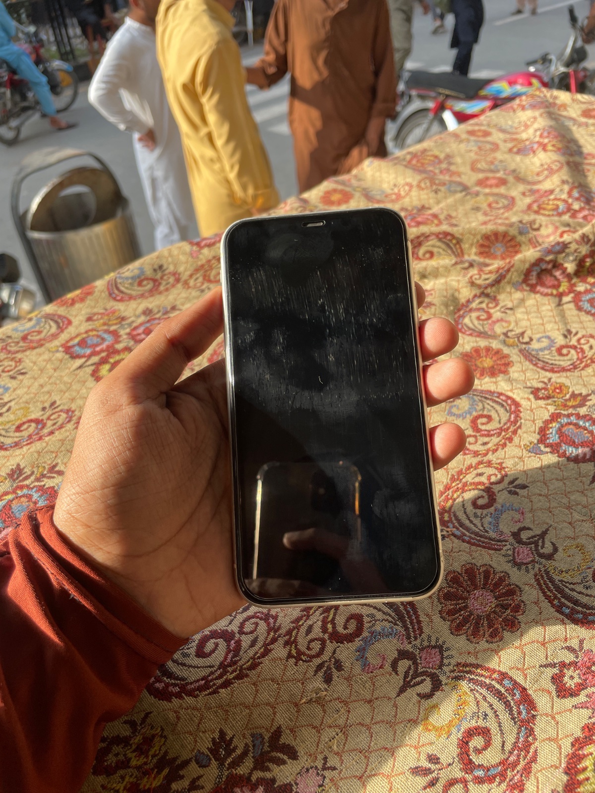 iPhone 11 · 64GB - photo 2
