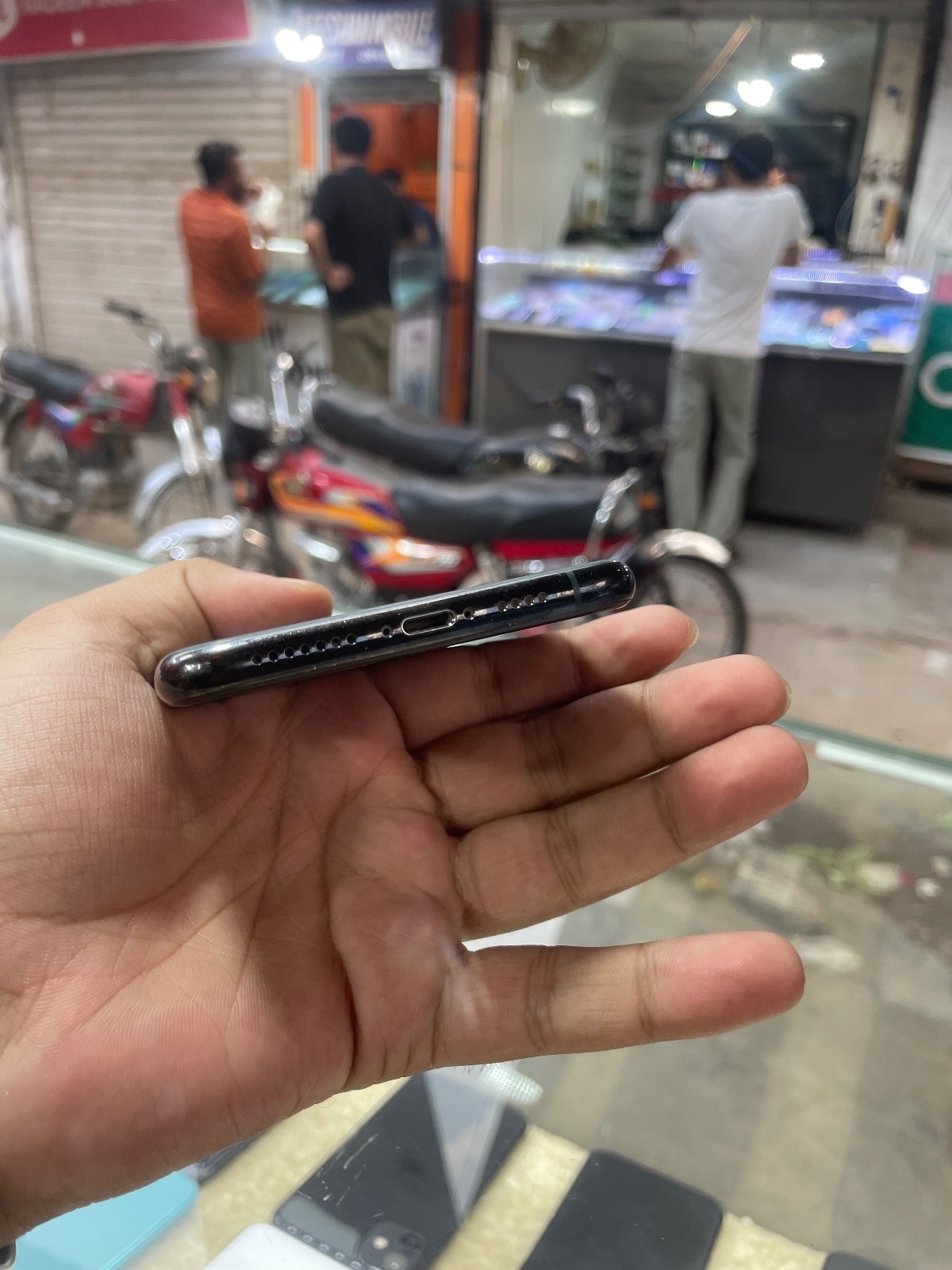 iPhone 11 Pro Max · 256GB - photo 3